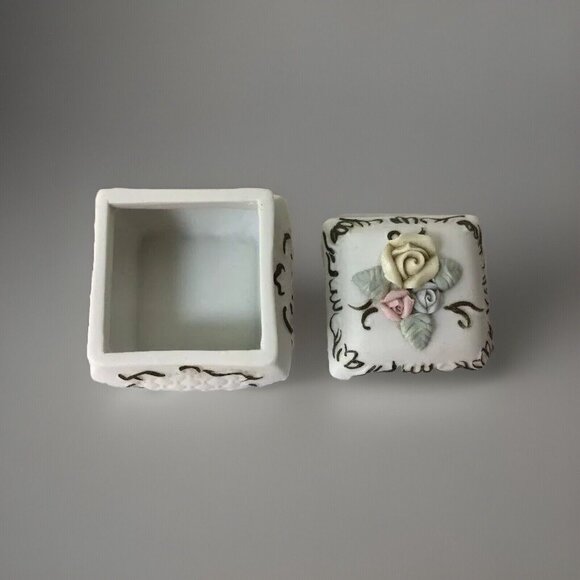 Vintage UCGC Trinket Box Porcelain Bisque Dresser Pill Jewelry Flowers Korea - Picture 4 of 12